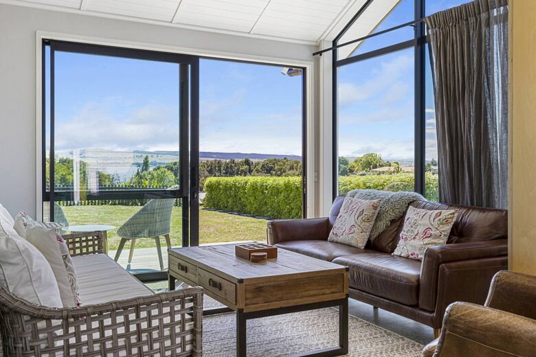 Sunlit Luxury Home Overlooking Lake Taupō - Taupō, New Zealand