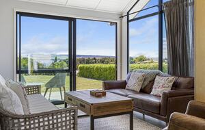 Sunlit Luxury Home Overlooking Lake Taupō - Taupō, New Zealand