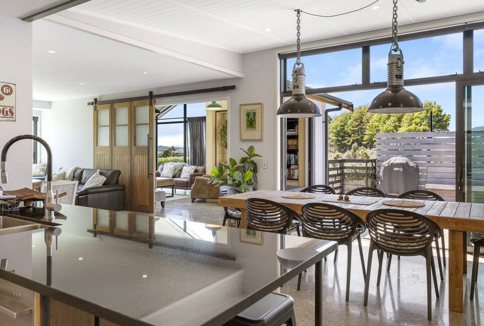 Sunlit Luxury Home Overlooking Lake Taupō - Taupō, New Zealand