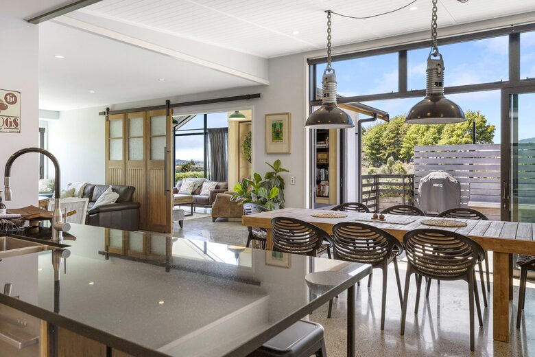 Sunlit Luxury Home Overlooking Lake Taupō - Taupō, New Zealand