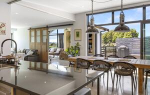 Sunlit Luxury Home Overlooking Lake Taupō - Taupō, New Zealand