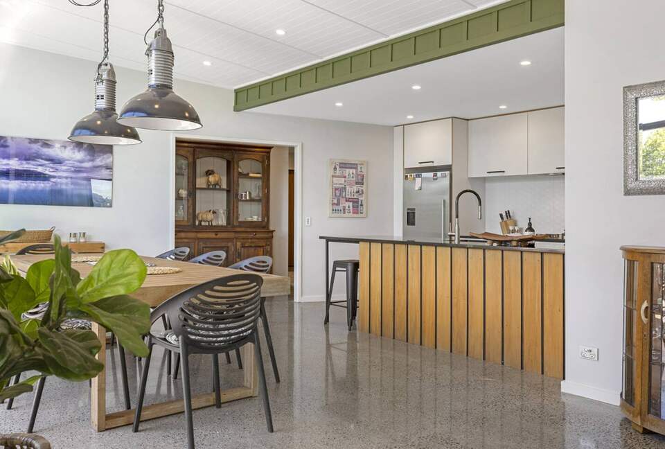 Sunlit Luxury Home Overlooking Lake Taupō - Taupō, New Zealand