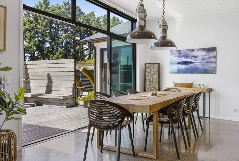 Sunlit Luxury Home Overlooking Lake Taupō - Taupō, New Zealand