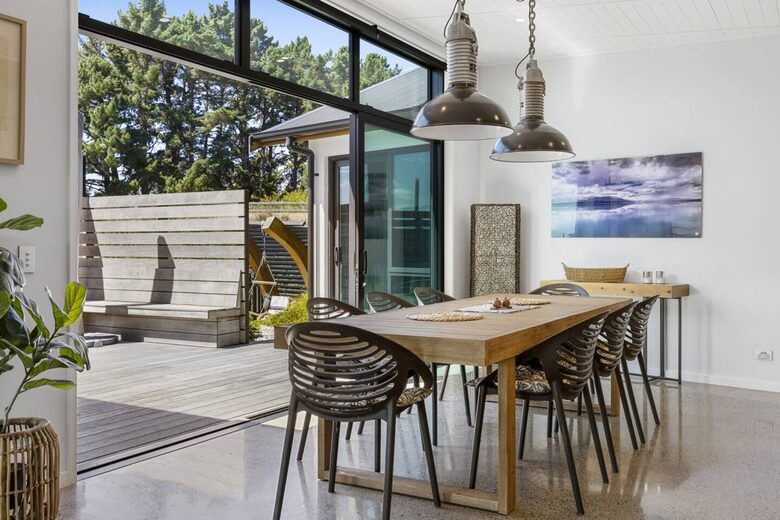 Sunlit Luxury Home Overlooking Lake Taupō - Taupō, New Zealand