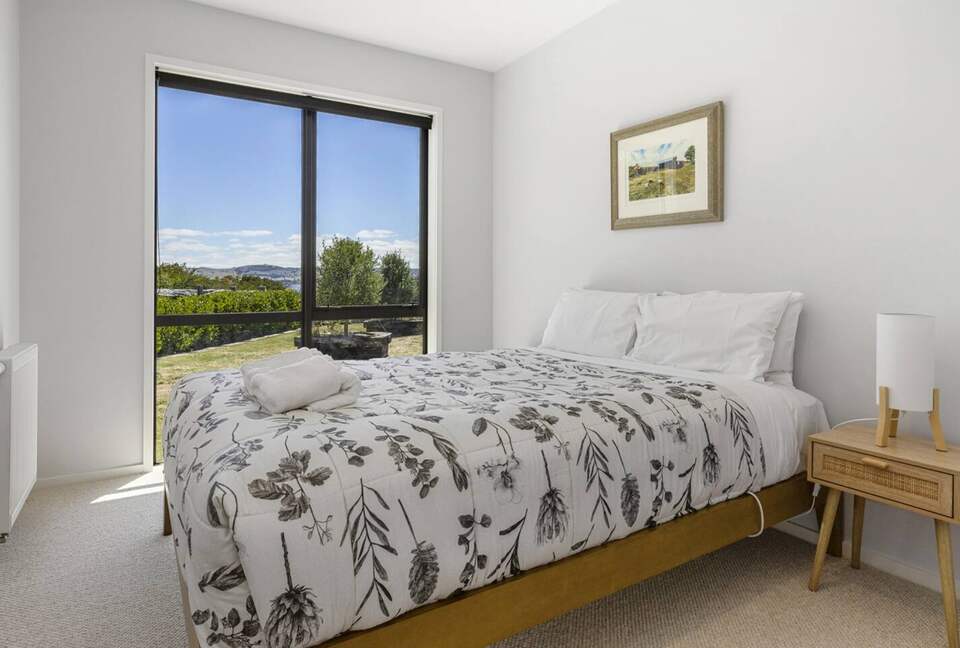 Sunlit Luxury Home Overlooking Lake Taupō - Taupō, New Zealand