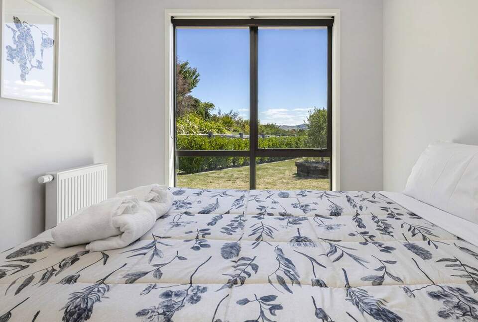 Sunlit Luxury Home Overlooking Lake Taupō - Taupō, New Zealand