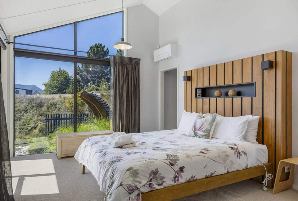 Sunlit Luxury Home Overlooking Lake Taupō - Taupō, New Zealand