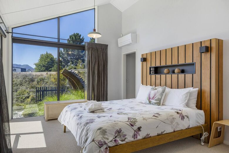 Sunlit Luxury Home Overlooking Lake Taupō - Taupō, New Zealand