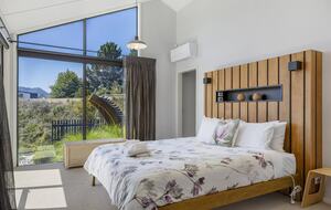 Sunlit Luxury Home Overlooking Lake Taupō - Taupō, New Zealand