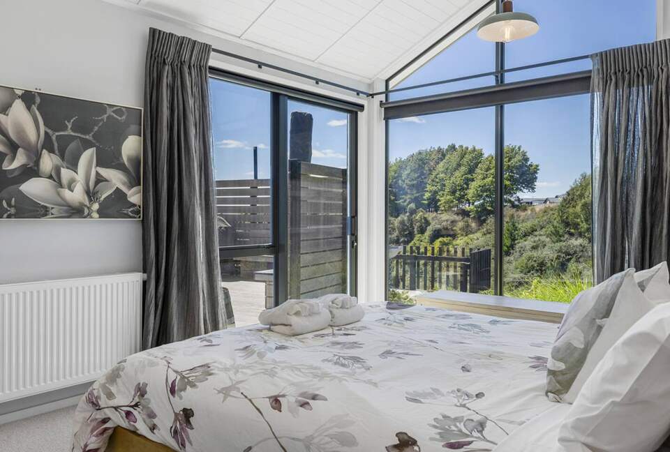 Sunlit Luxury Home Overlooking Lake Taupō - Taupō, New Zealand