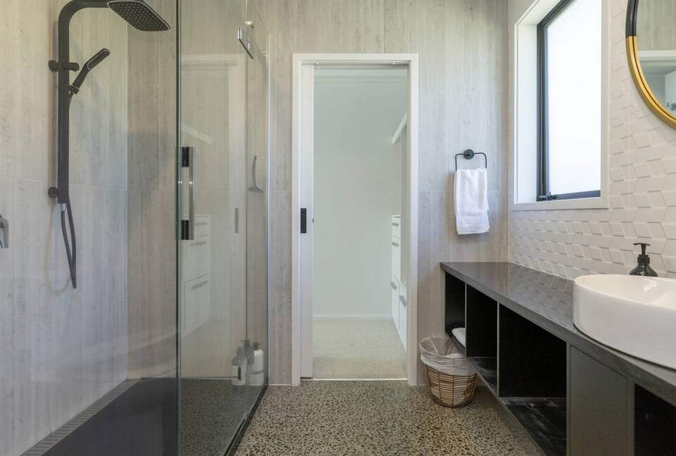 Sunlit Luxury Home Overlooking Lake Taupō - Taupō, New Zealand