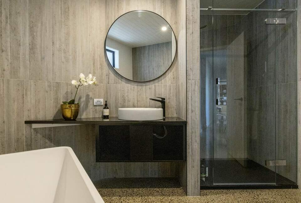 Sunlit Luxury Home Overlooking Lake Taupō - Taupō, New Zealand