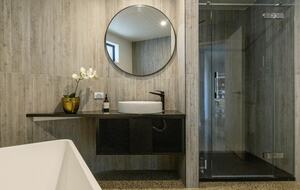 Sunlit Luxury Home Overlooking Lake Taupō - Taupō, New Zealand