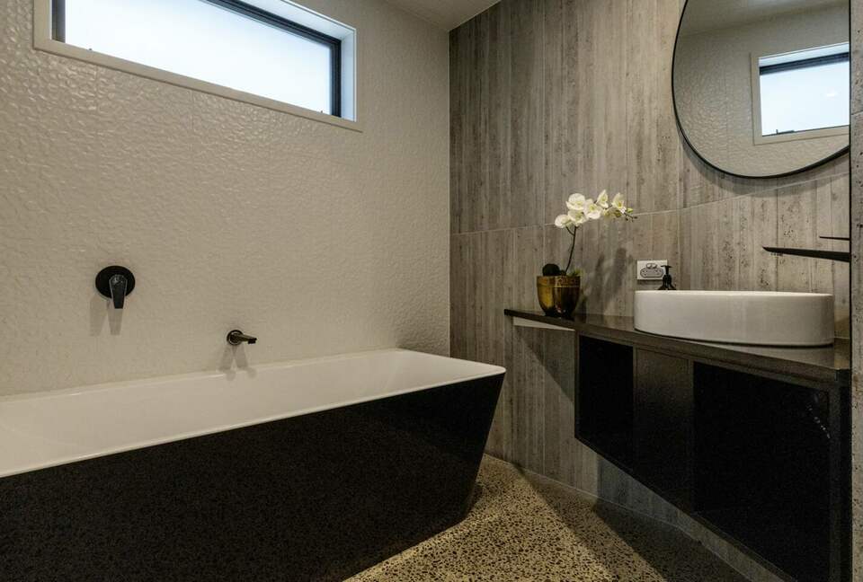 Sunlit Luxury Home Overlooking Lake Taupō - Taupō, New Zealand