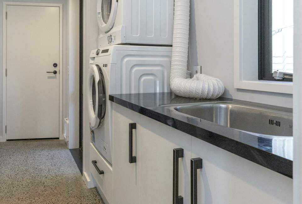 Sunlit Luxury Home Overlooking Lake Taupō - Taupō, New Zealand