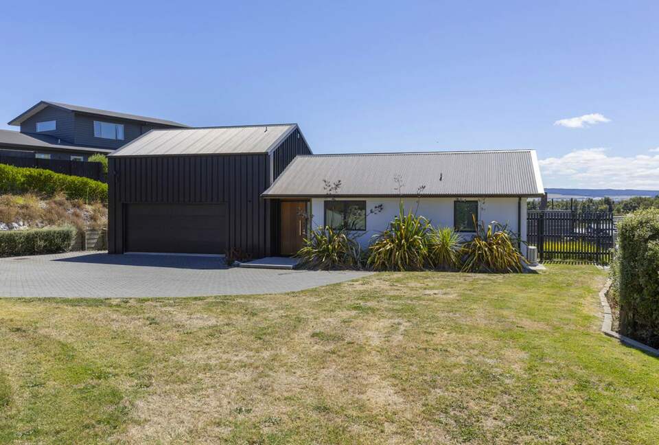 Sunlit Luxury Home Overlooking Lake Taupō - Taupō, New Zealand