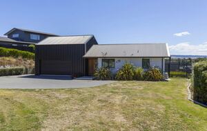 Sunlit Luxury Home Overlooking Lake Taupō - Taupō, New Zealand