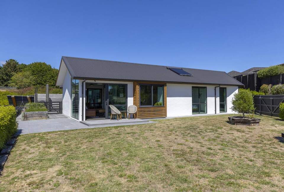 Sunlit Luxury Home Overlooking Lake Taupō - Taupō, New Zealand