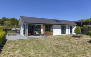 Sunlit Luxury Home Overlooking Lake Taupō - Taupō, New Zealand
