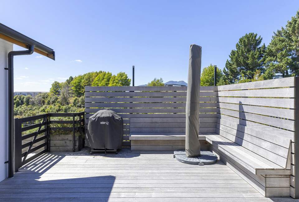 Sunlit Luxury Home Overlooking Lake Taupō - Taupō, New Zealand