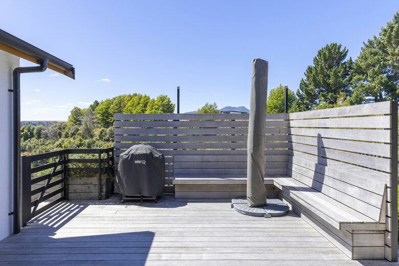 Sunlit Luxury Home Overlooking Lake Taupō - Taupō, New Zealand