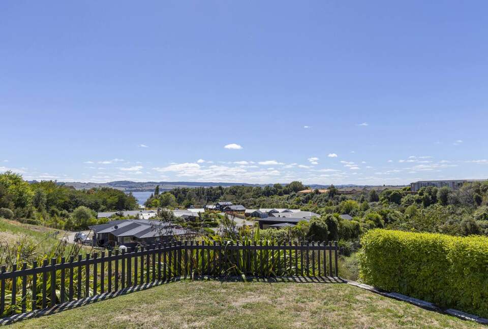 Sunlit Luxury Home Overlooking Lake Taupō - Taupō, New Zealand