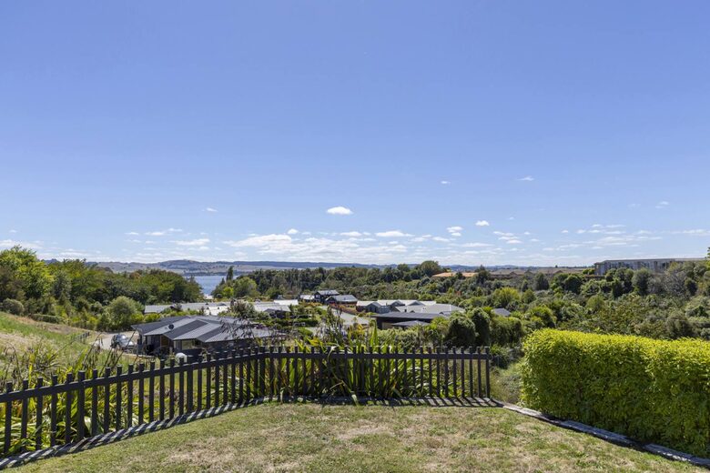 Sunlit Luxury Home Overlooking Lake Taupō - Taupō, New Zealand