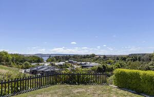 Sunlit Luxury Home Overlooking Lake Taupō - Taupō, New Zealand