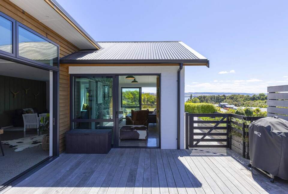 Sunlit Luxury Home Overlooking Lake Taupō - Taupō, New Zealand