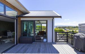 Sunlit Luxury Home Overlooking Lake Taupō - Taupō, New Zealand
