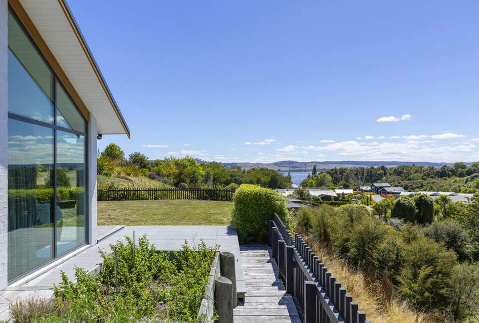 Sunlit Luxury Home Overlooking Lake Taupō - Taupō, New Zealand