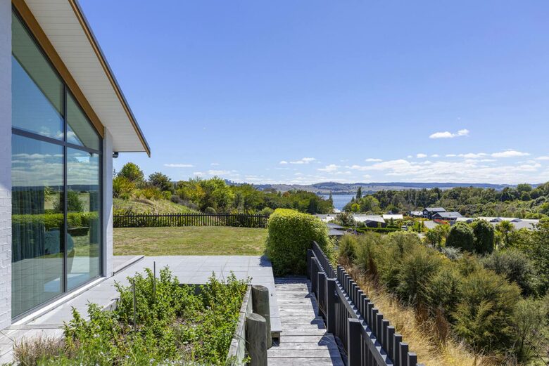 Sunlit Luxury Home Overlooking Lake Taupō - Taupō, New Zealand