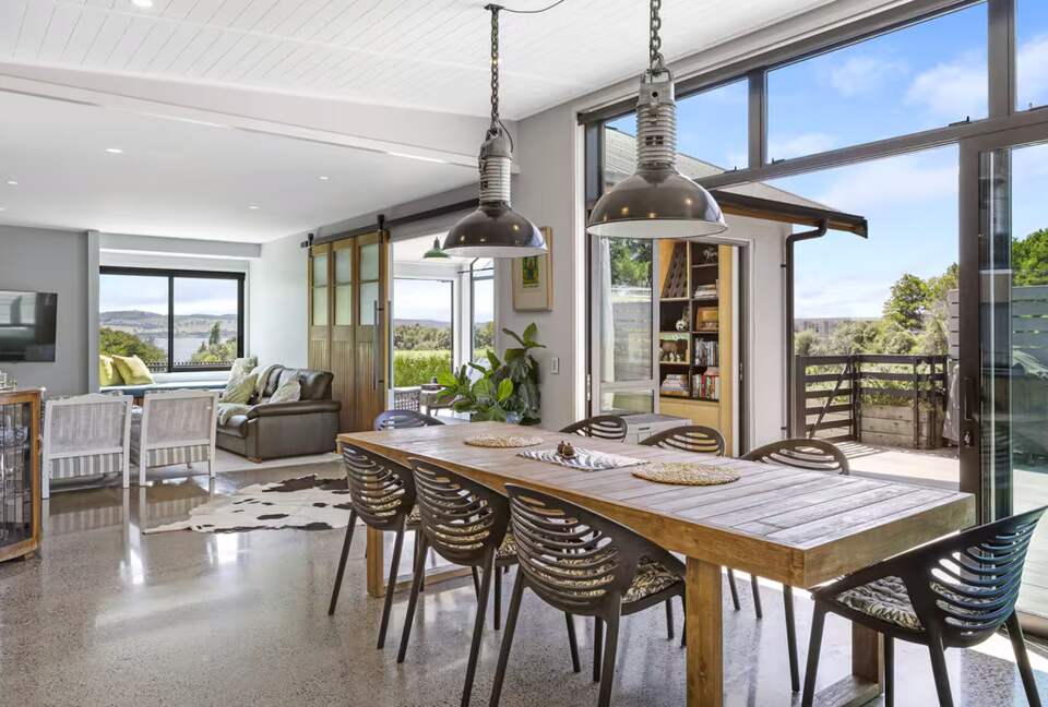 Sunlit Luxury Home Overlooking Lake Taupō - Taupō, New Zealand