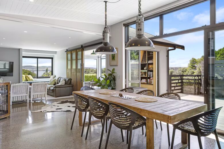 Sunlit Luxury Home Overlooking Lake Taupō - Taupō, New Zealand