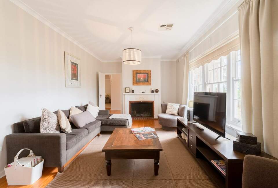 Rustic-Modern Hideaway Among the Barossa Hills - Lyndoch, Australia