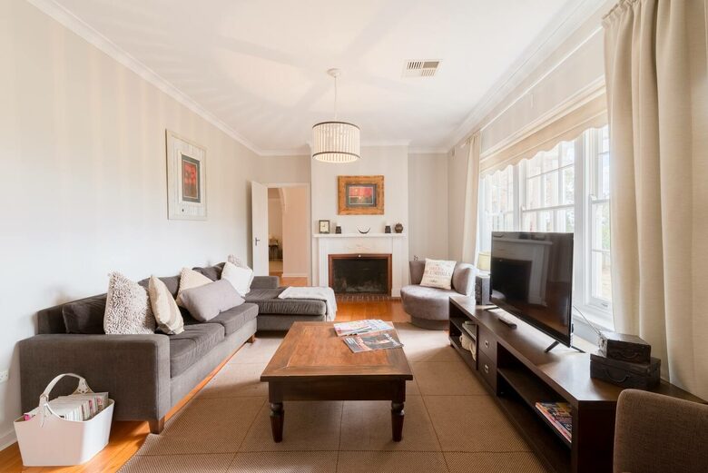 Rustic-Modern Hideaway Among the Barossa Hills - Lyndoch, Australia