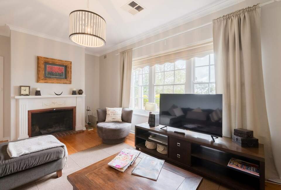 Rustic-Modern Hideaway Among the Barossa Hills - Lyndoch, Australia