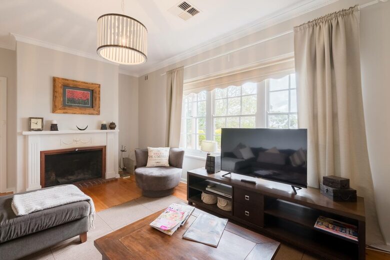 Rustic-Modern Hideaway Among the Barossa Hills - Lyndoch, Australia