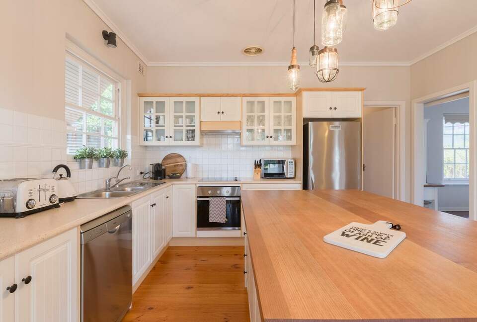 Rustic-Modern Hideaway Among the Barossa Hills - Lyndoch, Australia