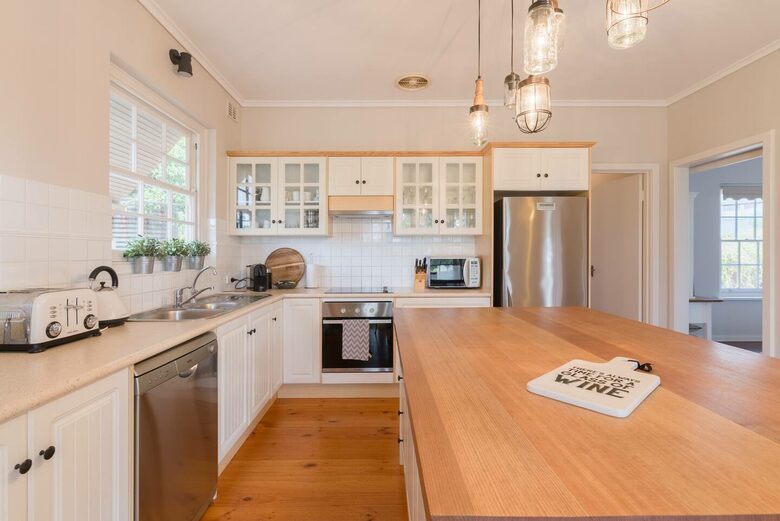 Rustic-Modern Hideaway Among the Barossa Hills - Lyndoch, Australia