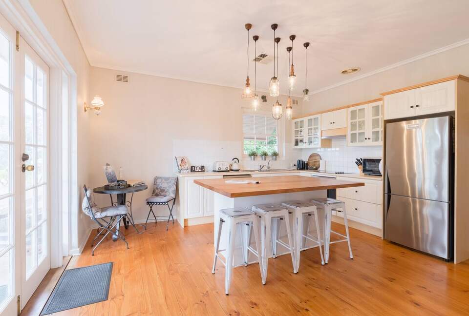 Rustic-Modern Hideaway Among the Barossa Hills - Lyndoch, Australia