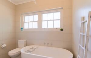 Rustic-Modern Hideaway Among the Barossa Hills - Lyndoch, Australia