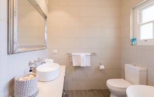 Rustic-Modern Hideaway Among the Barossa Hills - Lyndoch, Australia