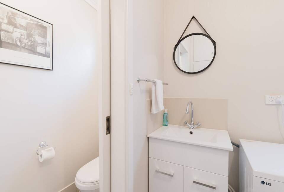 Rustic-Modern Hideaway Among the Barossa Hills - Lyndoch, Australia