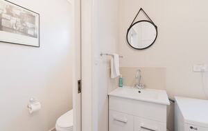 Rustic-Modern Hideaway Among the Barossa Hills - Lyndoch, Australia