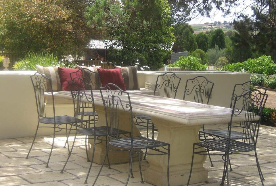 Rustic-Modern Hideaway Among the Barossa Hills - Lyndoch, Australia