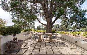 Rustic-Modern Hideaway Among the Barossa Hills - Lyndoch, Australia