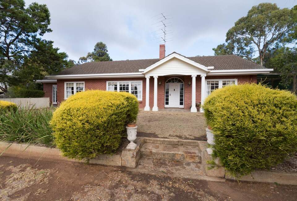 Rustic-Modern Hideaway Among the Barossa Hills - Lyndoch, Australia