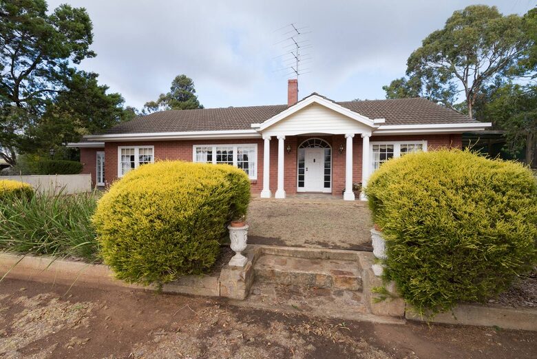 Rustic-Modern Hideaway Among the Barossa Hills - Lyndoch, Australia