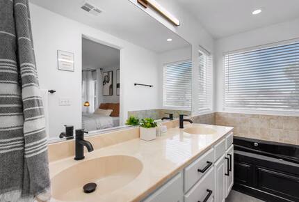 Stylish Desert Escape Minutes from the Las Vegas Strip - North Las Vegas, Nevada